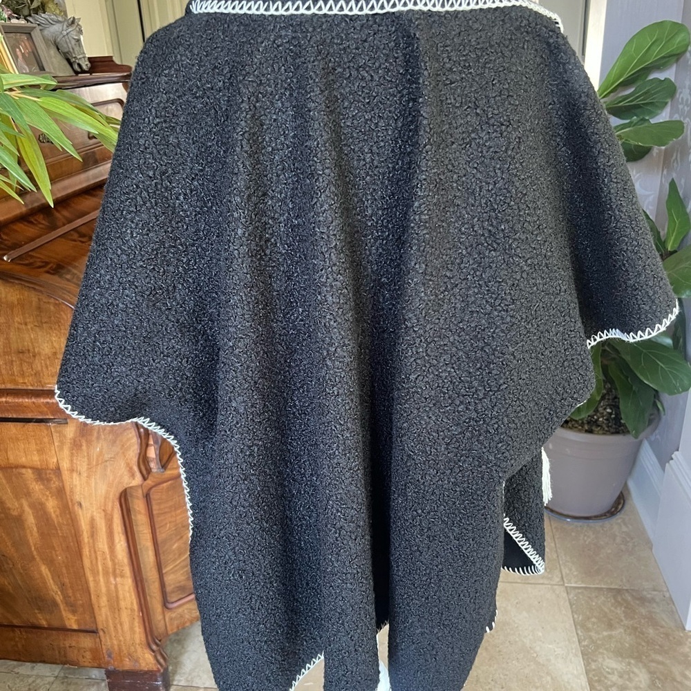 Black and White Tassel Trim Poncho Sweater one size NWOT. Perfect condition - Picture 11 of 14
